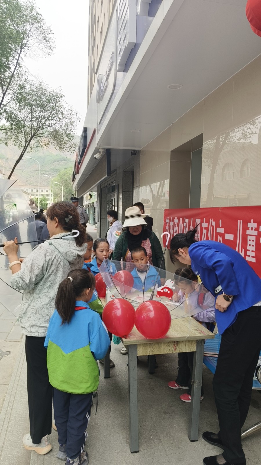 “伞伞发光”赴一场透明的奇妙夏日约会