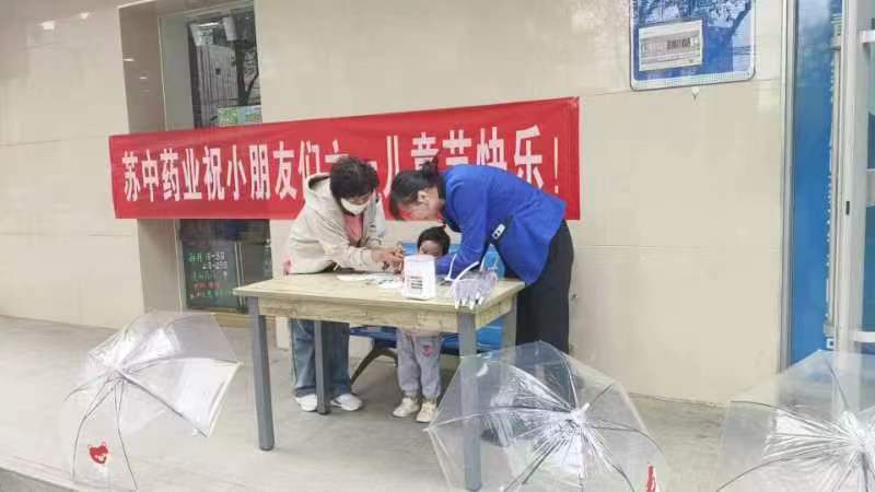 “伞伞发光”赴一场透明的奇妙夏日约会